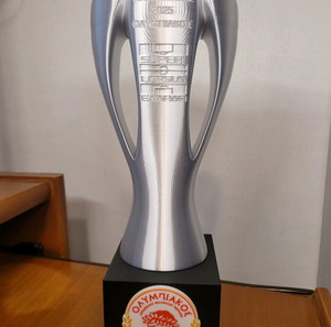 Ολυμπιακός Κύπελλο Πρωταθλήματος Superleague 2025 μαζί με την επετειακή βάση του για τα 100 χρόνια