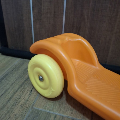 Plastic scooter with 4 wheels for learning