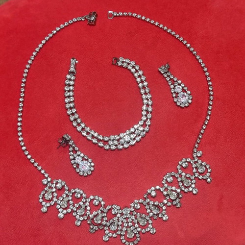 Jewelry set like new with necklace, bracelet and zircon earrings