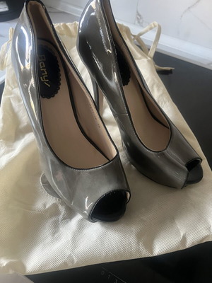 Γόβες γκρι σκούρο νούμερο 38 σαν καινούργιες