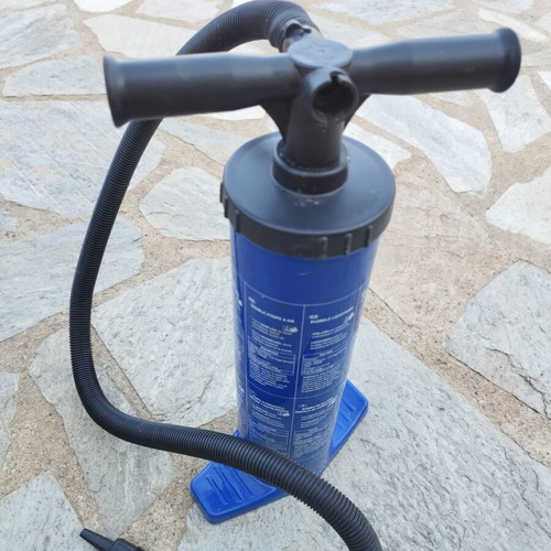Bicycle pump like new with various accessories and case