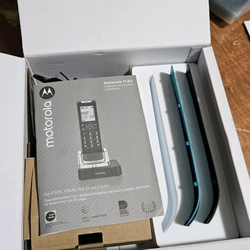 Motorola phone like new with mirror base and three covers