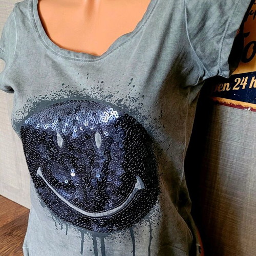 T-shirt with sequin applique like new, size XS, graphite color