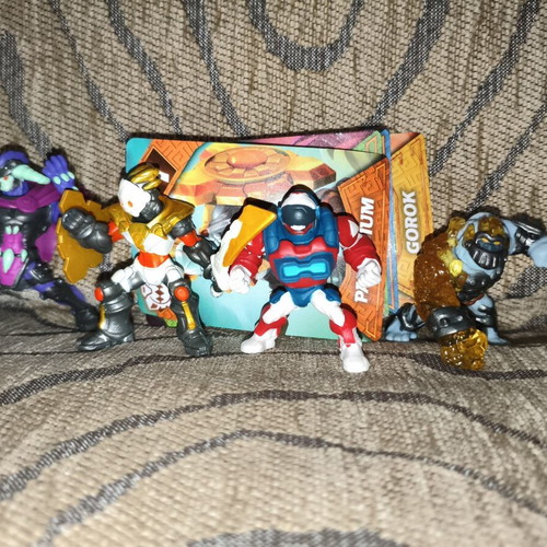 Gormiti figures with cards used