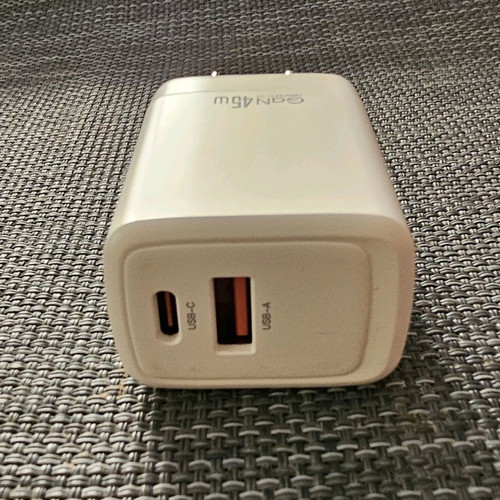 XO 45W fast charger like new with USB B, C ports