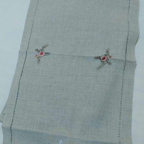 Set of 6 Christmas table mats and 1 runner like new