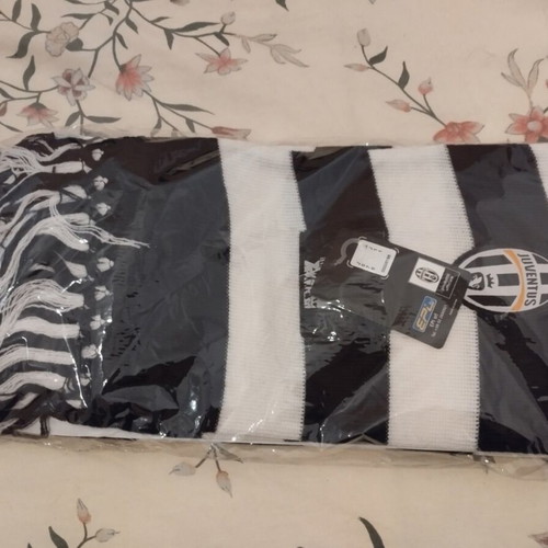 Juventus scarf new with store tag authentic
