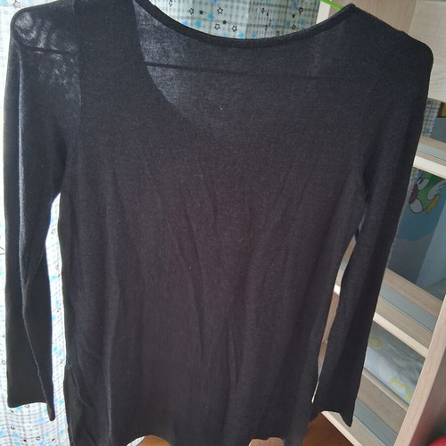 Women's blouse gray like new, size S/M with V neckline