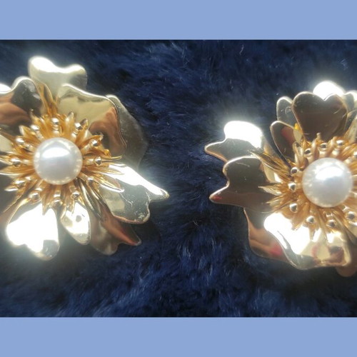 Flower stud earrings new, gold color with pearl
