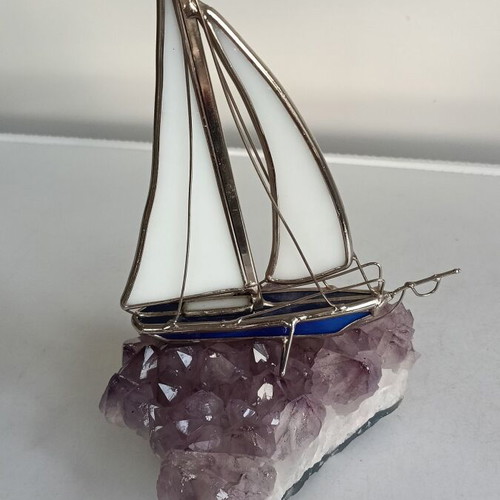 Vintage Tiffany-style sailboat with amethyst base, 15 cm