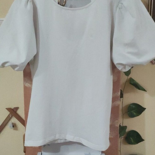 White top with statement sleeves and metal chain like new