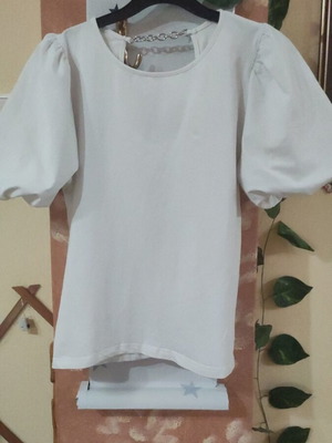 White top with statement sleeves and metal chain like new