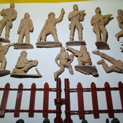 Plastic toy soldiers, set of 26