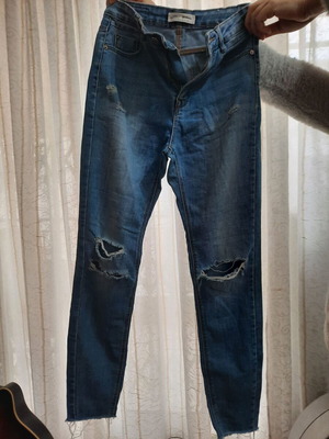 Stradivarius blue jeans with rips new XS