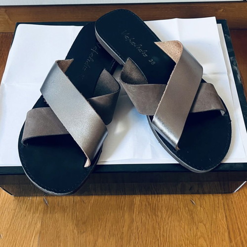 Leather sandals flat size 38 gray like new