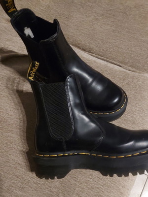 Dr. Martens γυναικεία δερμάτινα μποτάκια με λάστιχο στα πλαϊνά σε μαύρο, μέγεθος 37
