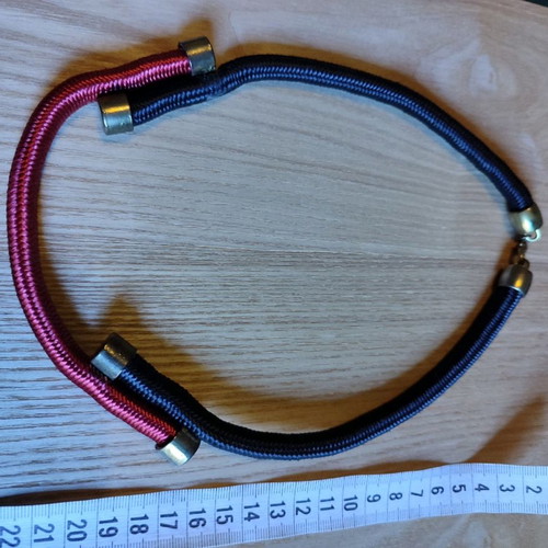 Short necklace used black and burgundy with bronze metal details