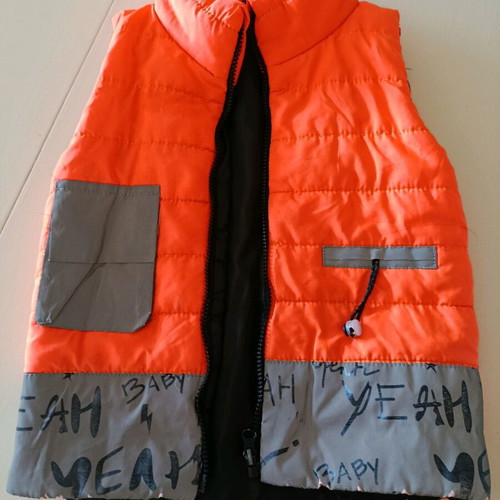Sleeveless and waterproof reversible jackets like new, pack
