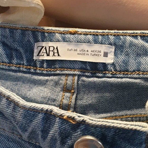 Zara jeans light blue with knee rip like new