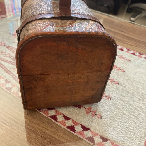 Wooden decorative chest themed "The Treasure of the Pirates" like new with leather details