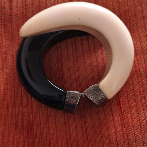 Vintage Bangle Carolee like new, resin clamper bracelet
