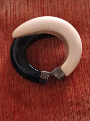 Vintage Bangle Carolee like new, resin clamper bracelet