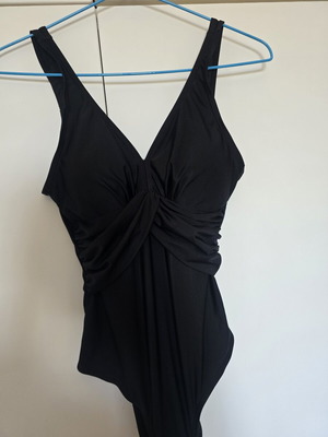 Black one-piece swimsuit like new, size S-M, back cutout
