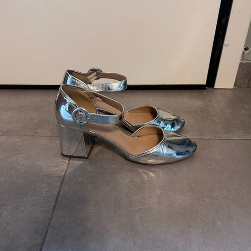 Kurt Geiger silver pumps used with 7 cm heel