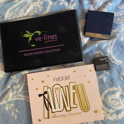 Eyeshadow palette set used with matte and shimmer shades