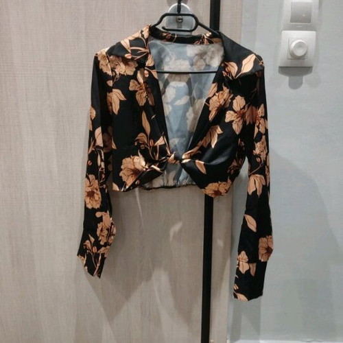 Floral crop shirt like new, black and orange