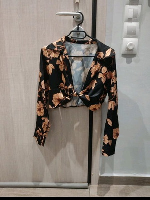 Floral crop shirt like new, black and orange