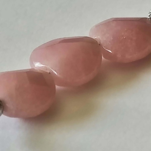Necklace with pink quartz stones and silver elements