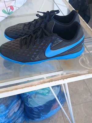Nike Tiempo ποδοσφαιρικά παπούτσια για συνθετικό χλοοτάπητα σε μαύρο και μπλε, μέγεθος 41