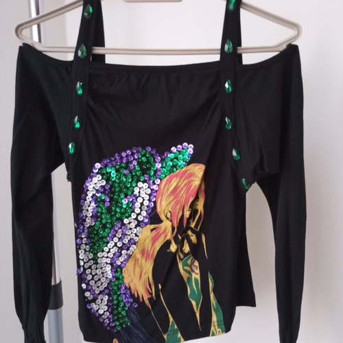 Gift earrings with the Off-Shoulder top / Sequins & Green Stones