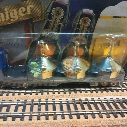 HO Scale Trucks like new, pack of 11 pieces