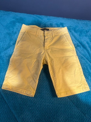 Men's yellow bermuda shorts used, size 28