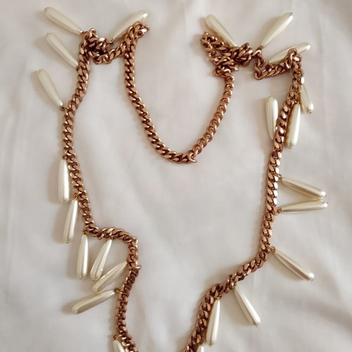 Necklace with teardrop pearls used, gold chain and white pearls