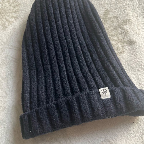 Stradivarius set of 2 knit caps like new, dark blue and khaki