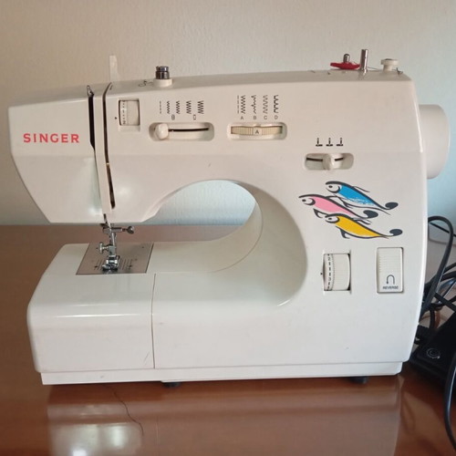 Singer sewing machine like new, old model