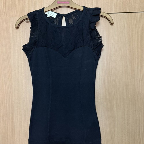 Lynne fitted ribbed blouse with lace, like new, size M