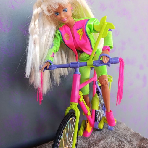 Vintage Barbie Bicyclin 1993 Mattel doll with articulated joints, bike & accessories like new