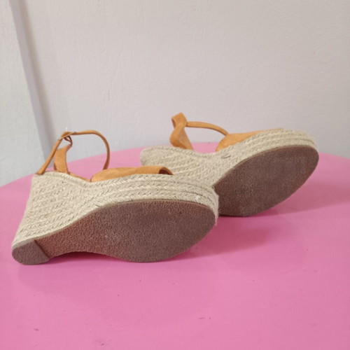 Women’s suede platform sandals like new, tan-mustard color
