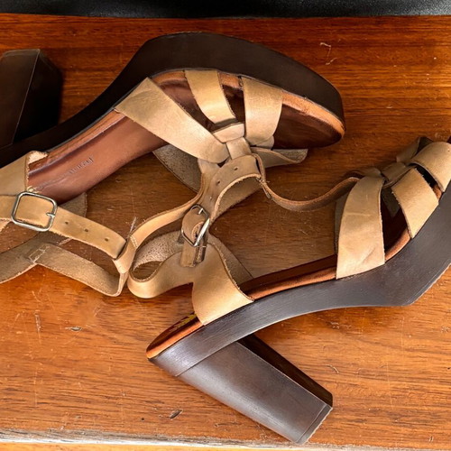 La Compania Natural sandals size 40 like new, beige leather
