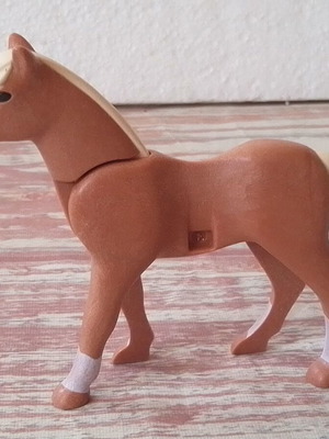 Καφέ αλογάκι αγώνων Playmobil μεταχειρισμένο με άσπρη χαίτη και ουρά