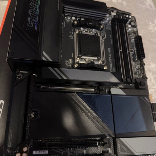 Gigabyte X870E Aorus Pro motherboard without WiFi antenna