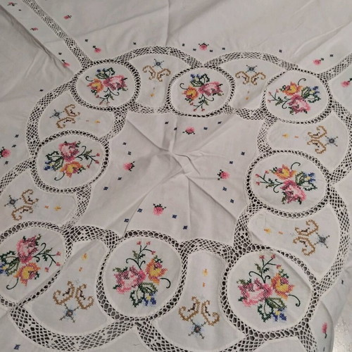 Tablecloth with Figuras like new