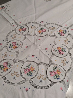 Tablecloth with Figuras like new