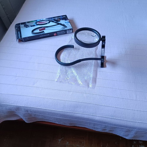 Magnifying glass with stand like new, for neck or desk use