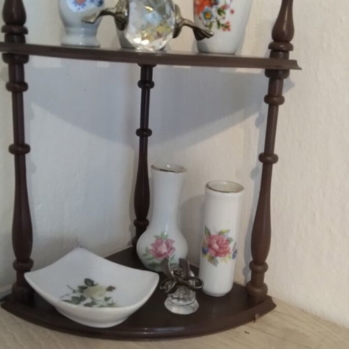 Set of miniatures on shelf like new, 10 pieces