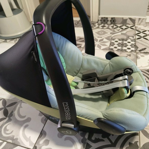 Maxi-Cosi baby car seat like new, infant carrier from newborn